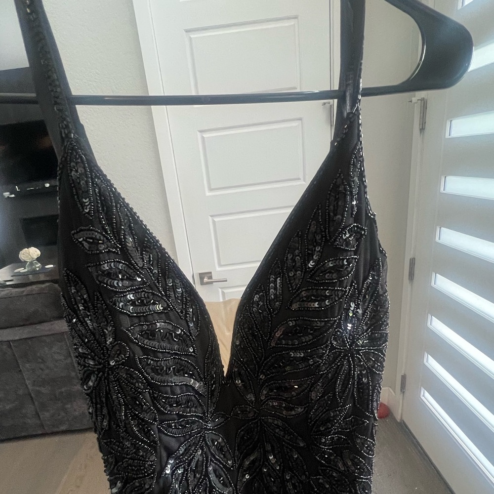 MAC DUGGAL | EMBELLISHED LEAF EVENING GOWN #5107 size 2 - Picture 7 of 9